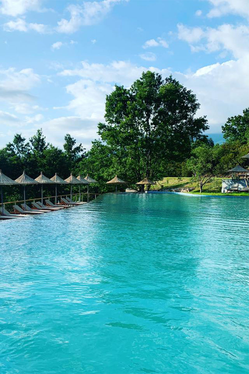 https://thepadelrepublic.al/wp-content/uploads/2025/04/infinity-pool-homepage.jpg